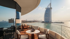 A balcony with a view of the city skyline and the Burj Al Arab hotel. - Jumeirah Marsa Al Arab Dubai (Dubai)