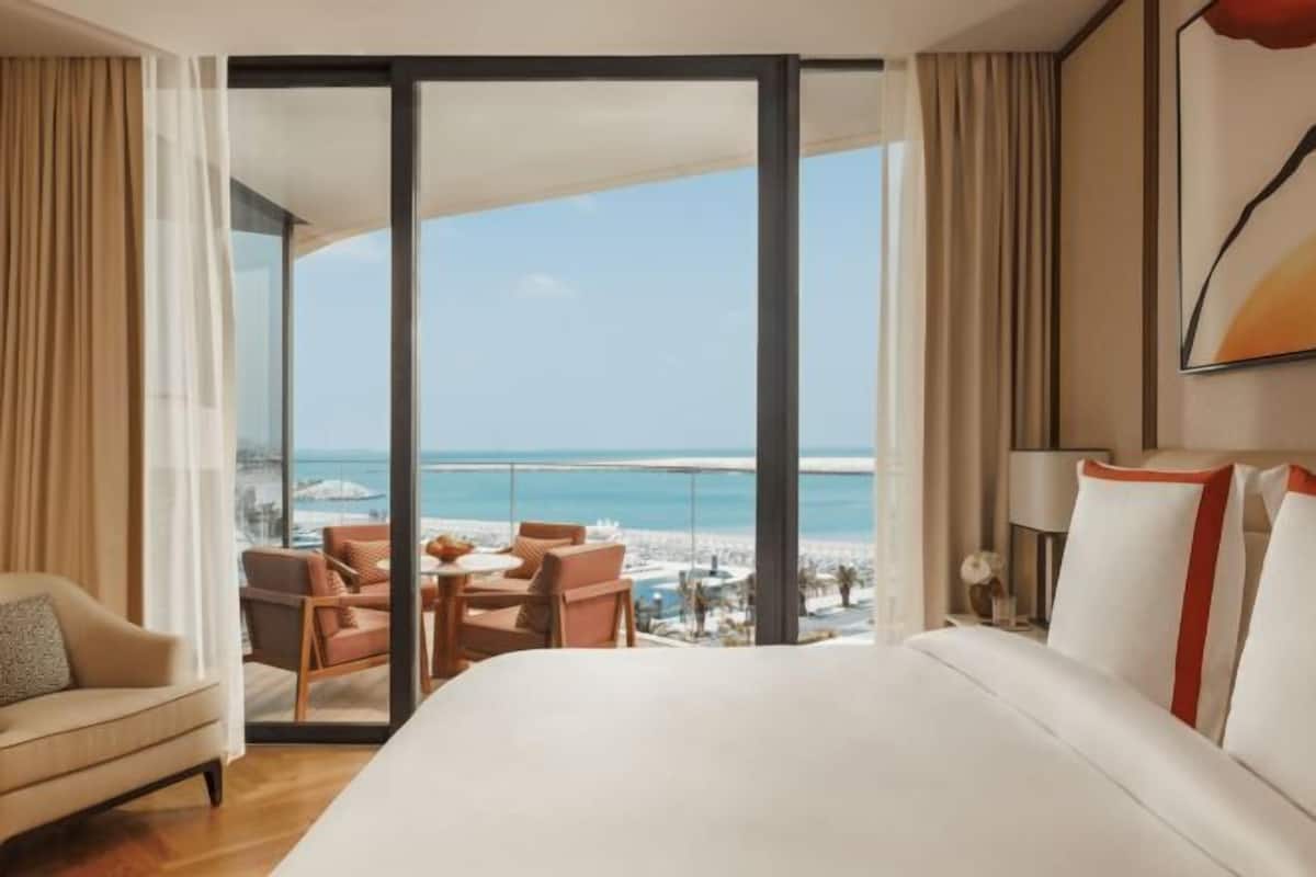 Premium bedding, in-room safe, desk, laptop workspace