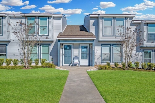 Walk to beach. Perfect for families & couples. Pool & tennis onsite.