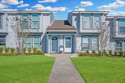 Walk to beach. Perfect for families & couples. Pool & tennis onsite.