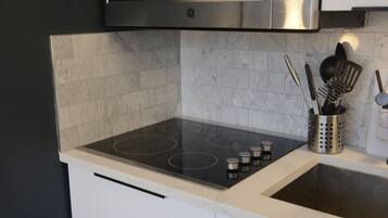 Kylskåp, mikrovågsugn, spishäll och diskmaskin