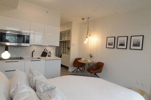 1 dormitorio, tabla de planchar con plancha, wifi y ropa de cama