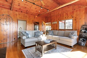 Älytelevisio, takka, musiikkikirjasto, videokirjasto