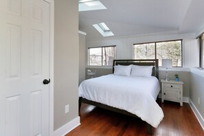 3 makuuhuonetta, tallelokero huoneessa, työpöytä, silitysrauta/-lauta