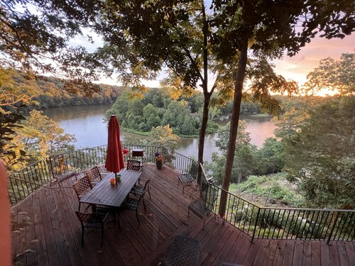 Hilltop Lakefront Historical Home w/ SPECTACULAR VIEW 40 min from Washington DC!