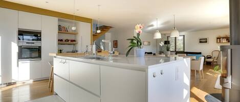 Réfrigérateur, micro-ondes, four, lave-vaisselle