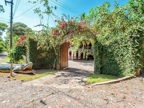 Property grounds - Casa Creole - Private, Secure, Steps from the Beach (Cahuita)