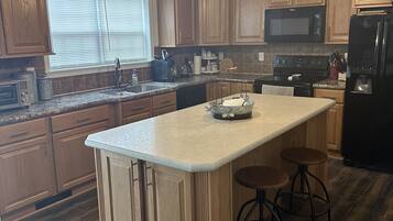 Kylskåp, mikrovågsugn, ugn och spishäll