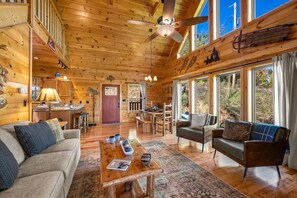Smart TV, books - Close to DT Gatlinburg/National park | Views (Gatlinburg)