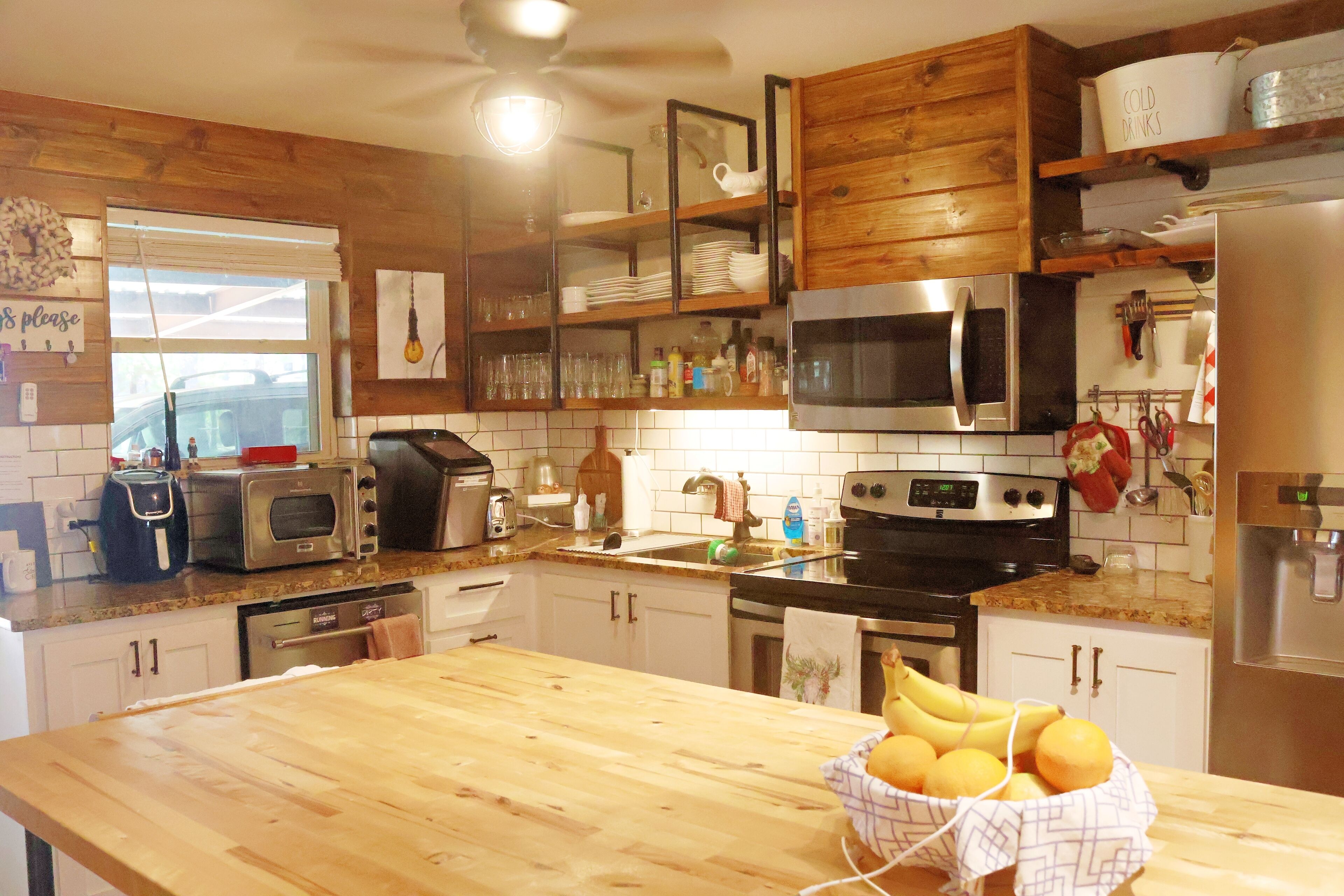 Full-sized fridge, microwave, oven, stovetop