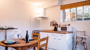 Geladeira, micro-ondas, fogão, cafeteira/chaleira