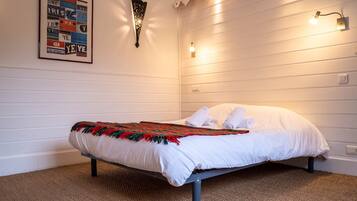 1 bedroom, iron/ironing board, internet, bed sheets