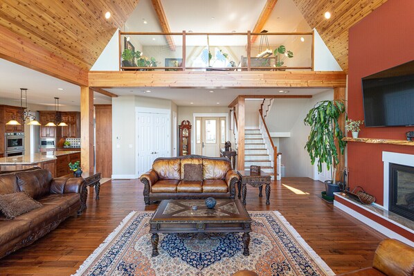 Smart TV, fireplace, foosball, table tennis - 'Above It All'  a spacious sundrenched house with expansive deck and Epic views. (Shawnigan Lake)