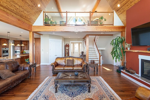 'Above It All'  a spacious sundrenched house with expansive deck and Epic views.