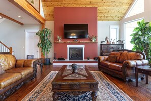 Una Smart TV, una chimenea, un futbolín, una mesa de tenis de mesa