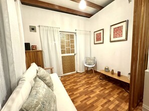 TV connectée, livres, chaîne hi-fi