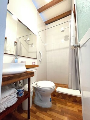 Regadera, secadora de cabello, toallas, jabón 