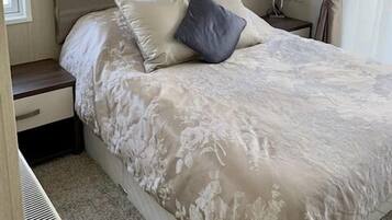 Cabin, 2 Queen Beds | 2 bedrooms, free WiFi, bed sheets