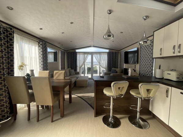 Cabin, 2 Queen Beds | Dining