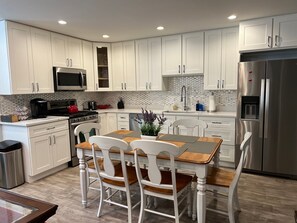Apartment - Garden Unit | Cozinha privada | Geladeira grande, micro-ondas, fogão, lava-louças