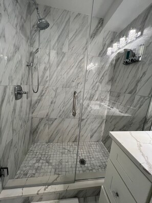 Apartment - Garden Unit | Kamar mandi | Kombinasi shower/bathtub, bathtub besar, pengering rambut, dan handuk