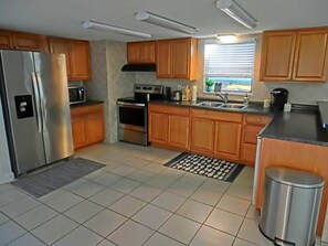 Fridge, microwave, oven, stovetop - Family & Pet-Friendly Weeki Wachee Home w/ Kayaks, Games & Firepit (Weeki Wachee)