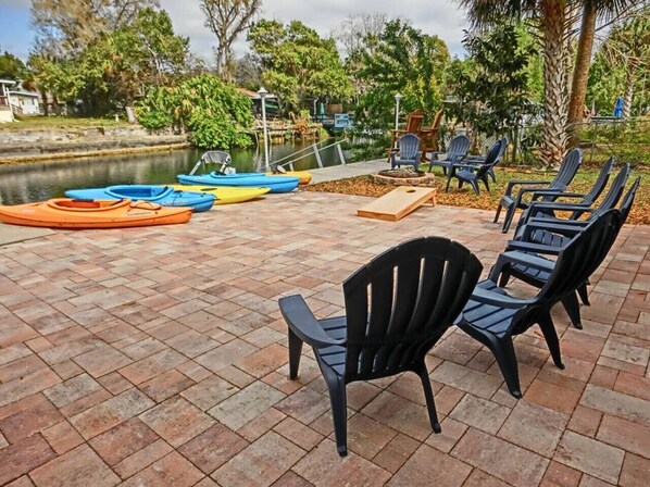 Property grounds - Family & Pet-Friendly Weeki Wachee Home w/ Kayaks, Games & Firepit (Weeki Wachee)