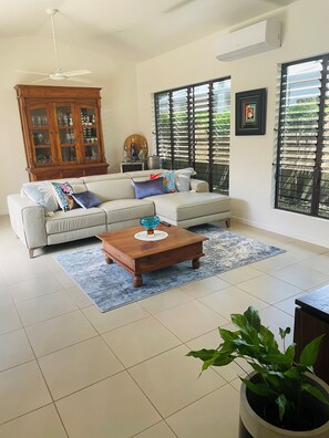 Living area - Tropical pavilion home for rent 16 weeks  12th May to 1st Se (Port Douglas)
