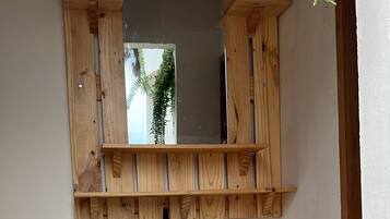 Toalhas de banho, sabonete, shampoo, papel higiênico