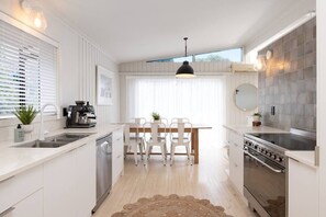Fridge, oven, dishwasher, coffee/tea maker - Light, Bright & Family Friendly (Mount Maunganui)