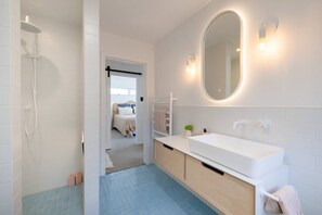 Shower, hair dryer, towels, shampoo - Light, Bright & Family Friendly (Mount Maunganui)