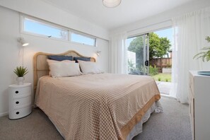 4 bedrooms, iron/ironing board, travel crib, WiFi - Light, Bright & Family Friendly (Mount Maunganui)