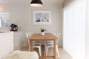 Dining - Light, Bright & Family Friendly (Mount Maunganui)