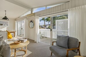 TV, offices - Light, Bright & Family Friendly (Mount Maunganui)