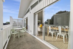 Outdoor dining - Light, Bright & Family Friendly (Mount Maunganui)