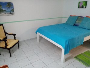 1 habitación, tabla de planchar con plancha, wifi gratis y ropa de cama 