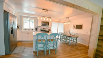 Jääkaappi, mikroaaltouuni, uuni, liesi