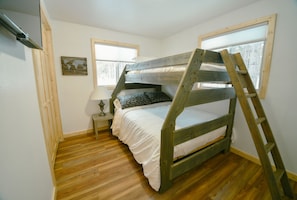 3 bedrooms, travel cot, free WiFi, bed sheets