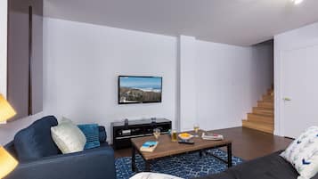 TV connectée, cheminée, table de tennis de table