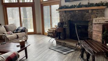 Smart-tv, pejs, dvd-afspiller, bordtennisbord