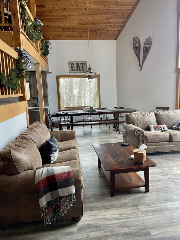 Smart TV, chimenea, reproductor de DVD, mesa de ping pong