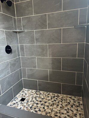Douche, sèche-cheveux, serviettes fournies