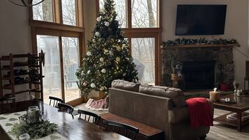 Smart TV, fireplace, DVD player, ping pong