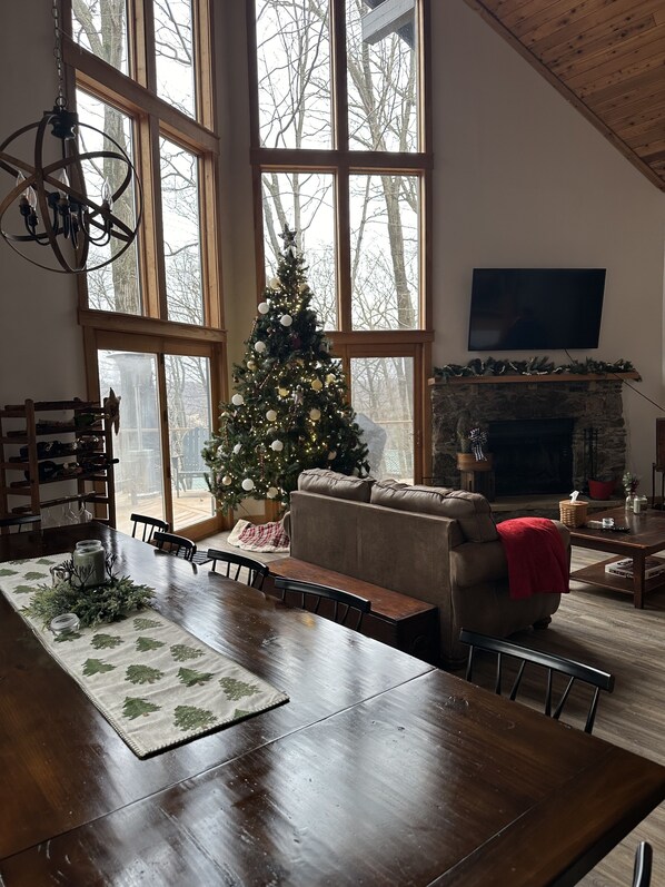 Smart TV, fireplace, DVD player, table tennis