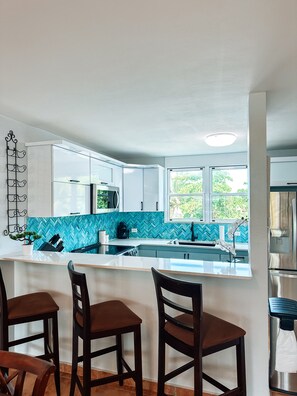 Refrigerador, microondas, horno y parrilla de estufa 