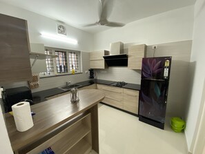 Fridge, microwave, stovetop, electric kettle - Private family home in Ernakulam town - Close to everything (Kochi)