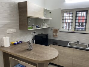 Fridge, microwave, stovetop, electric kettle - Private family home in Ernakulam town - Close to everything (Kochi)