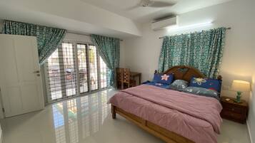 4 bedrooms, in-room safe, desk, iron/ironing board