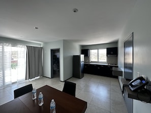 Apartemen Keluarga | Dapur pribadi | Penggorengan dan perlengkapan kebersihan