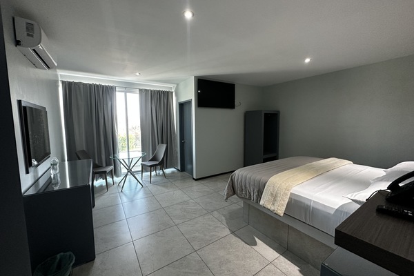 Chambre Junior, 1 trĂšs grand lit, vue colline